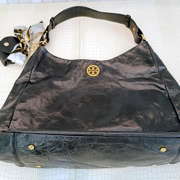 Rare Close to New Classic Torey Burch Large Shoulder Bag is crafted in Crinkled - Picture 1 of 16